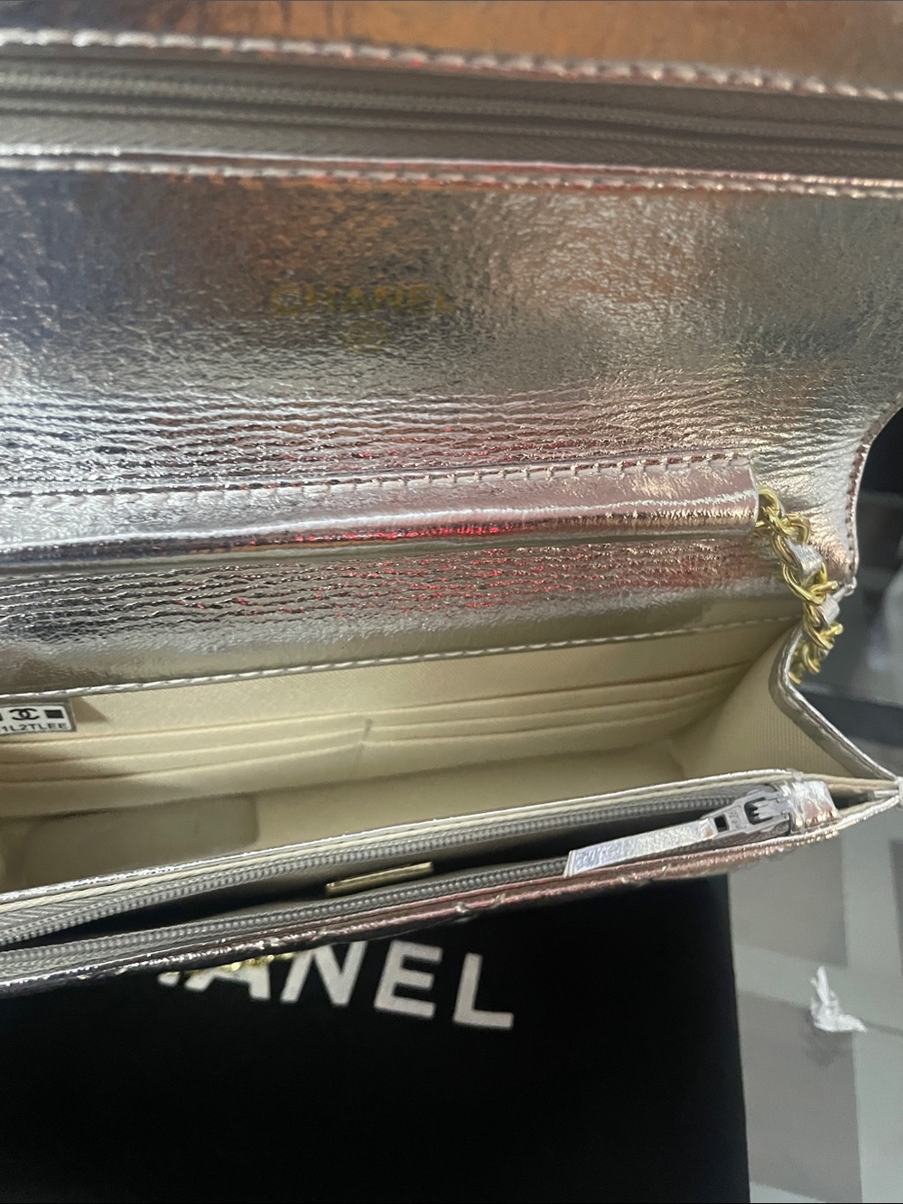 😍🔥 Chanel Metallic Silver & Gold OR red Quilted Crossbody Bag. Vegan leather - Picture 5 of 14